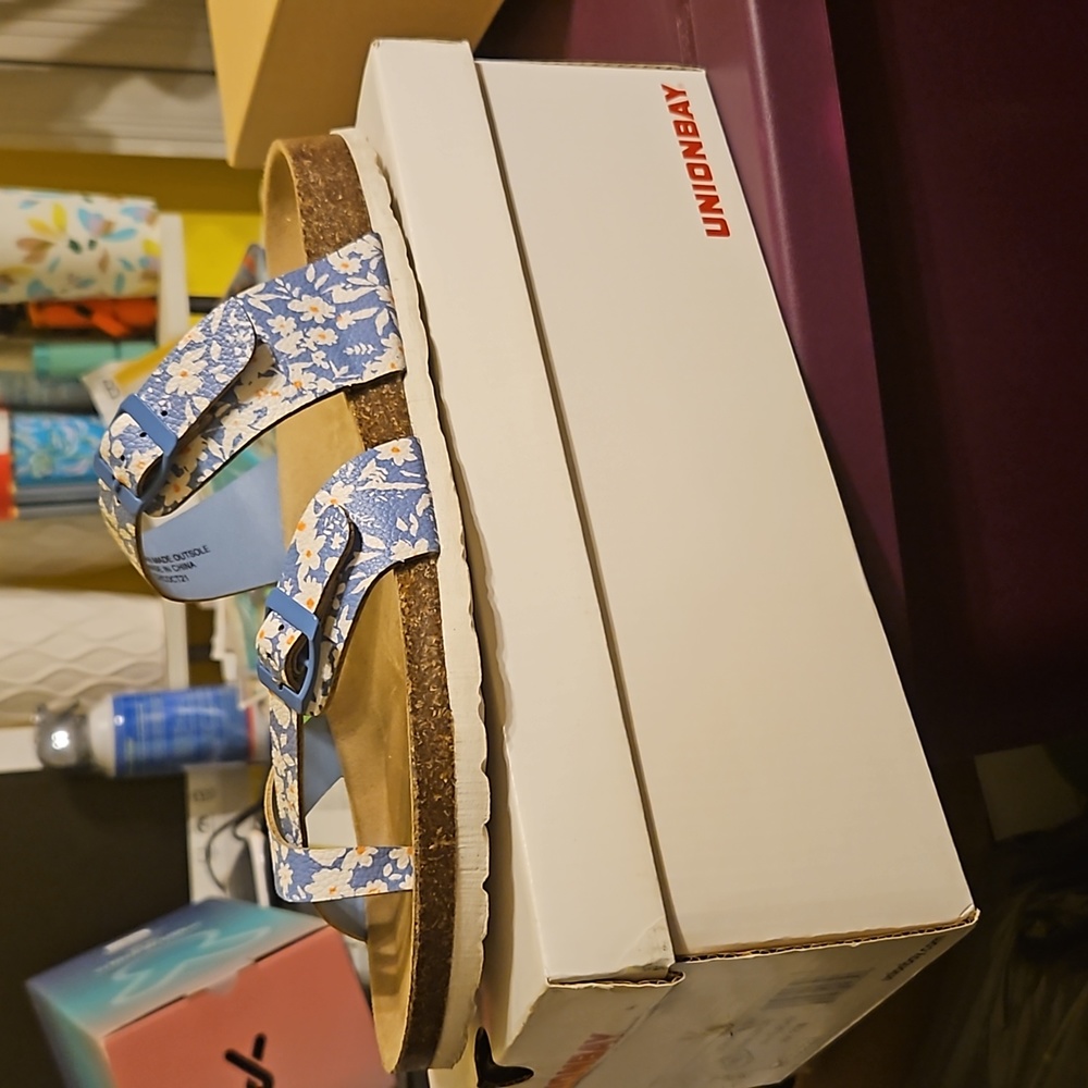 NIB UNIONBAY SZ 11 BLUE DAISY SANDALS